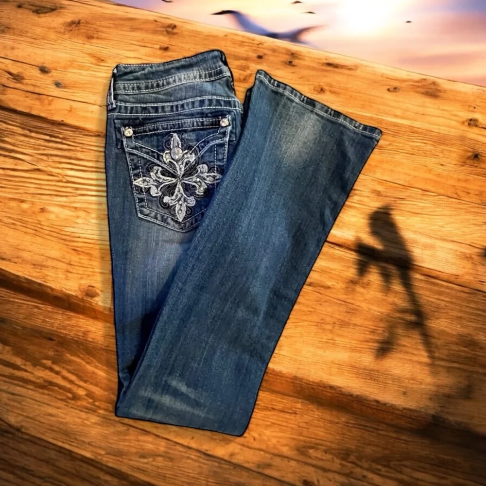 Miss me bootcut Size 28 floral fleur de lis design on back pockets. Beautiful - Picture 14 of 17